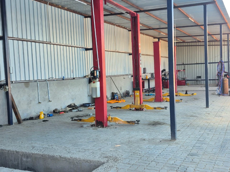 modern automobile workshop of Hari Kripa Services in Jaipur